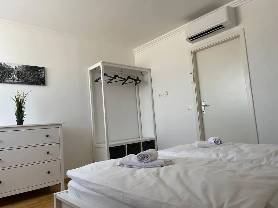 Dachgeschoss Fuer 4 Mit Terrasse Apartment Viena