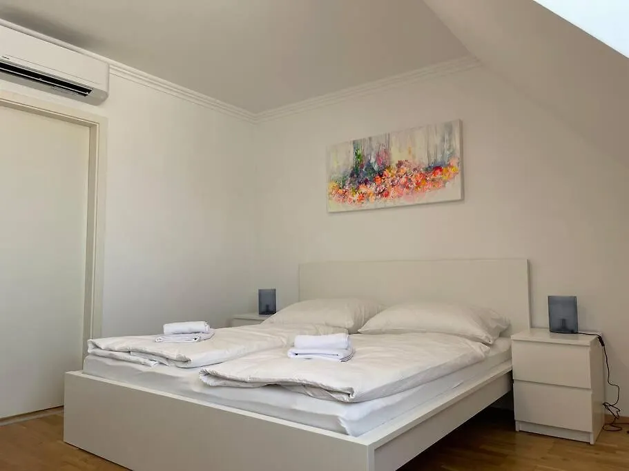 Dachgeschoss Fuer 4 Mit Terrasse Apartment Viena