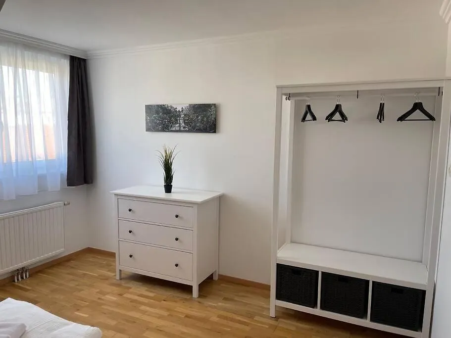 Ferienwohnung Dachgeschoss Fuer 4 Mit Terrasse Wien 0*,  Österreich